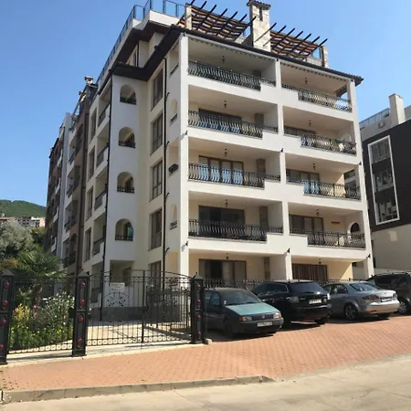 Seaview Deluxe Studio Apartment *